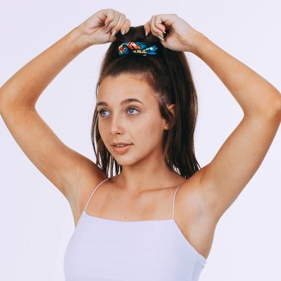 NWT Emma Chamberlain White Velvet Crop Top - Picture 2 of 5